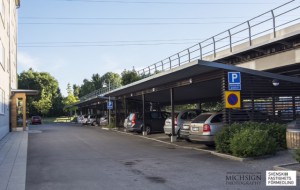 Precis brevid huset finns föreningens parkering belägen, både med platser i carport och vanliga markplatser.