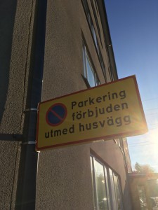 Parkering utmed husvägg förbjuden